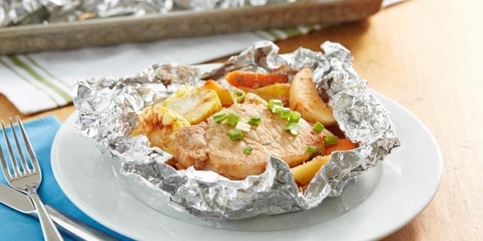 Carne de porco com batatas e milho em folha no forno