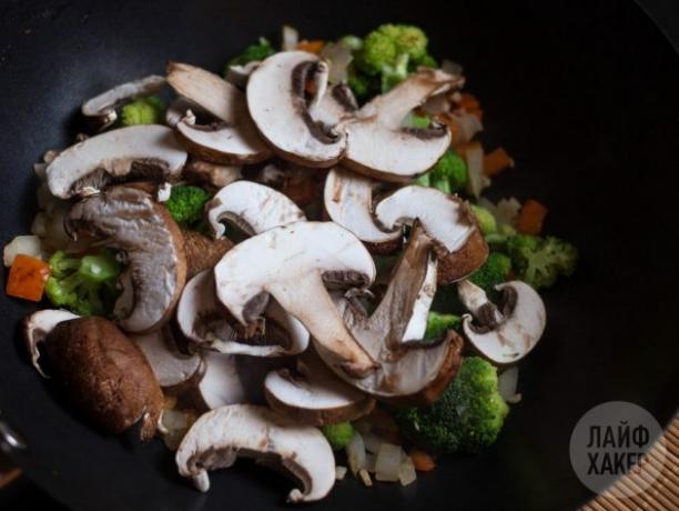 Como fazer arroz frito: pique os cogumelos
