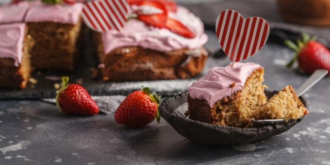 Bolo de iogurte com cobertura de morango