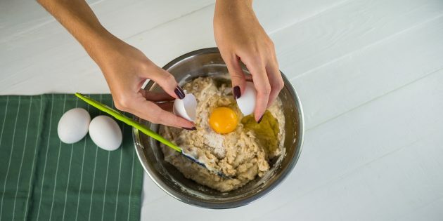 Torta de pêra e nozes: adicione iogurte, manteiga e ovos