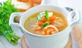 Deliciosa sopa de peixe com camarão