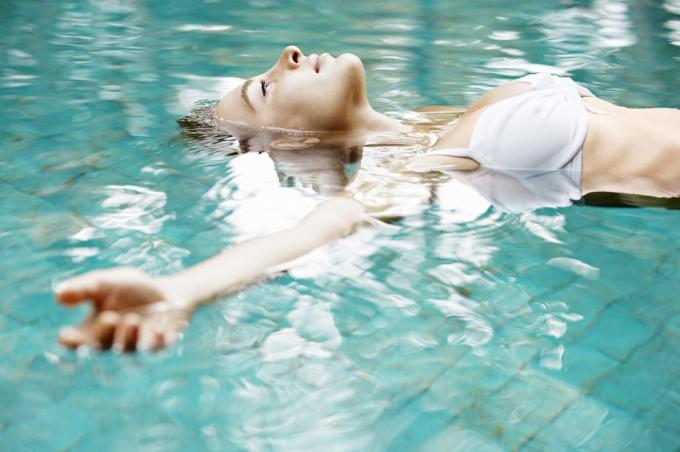 Os benefícios da natação. Relaxar após um dia duro