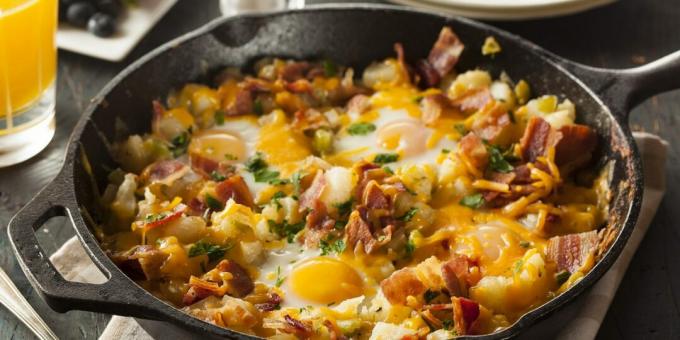 Ovos mexidos com bacon, batata e queijo