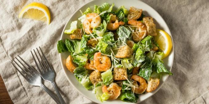 Salada Caesar com camarões