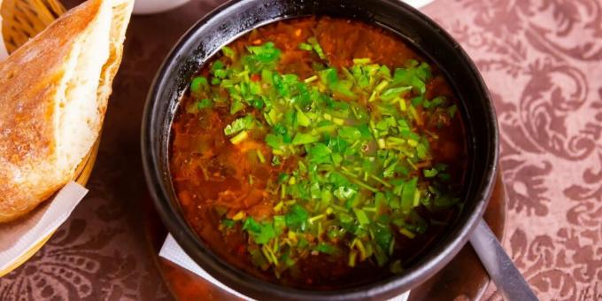Sopa kharcho de carne com arroz e tomate