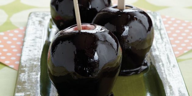 maçãs de caramelo em preto