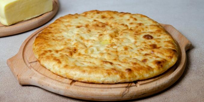 Torta de kefir da Ossétia com queijo cottage e queijo
