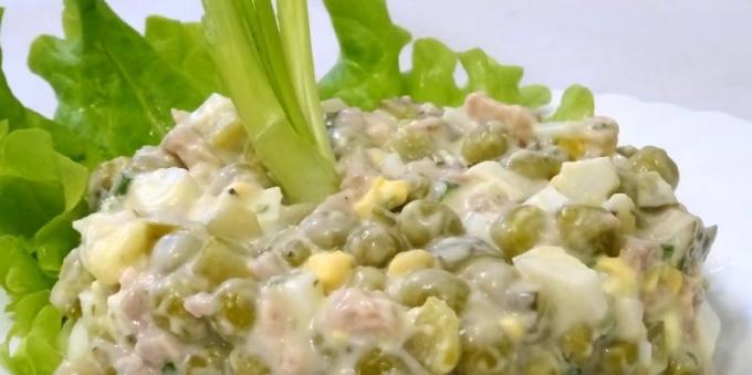 Salada com ervilhas verdes e de fígado de bacalhau