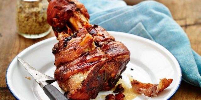 Carne de porco no forno: Pork knuckle "Shvaynhakse" Bavarian