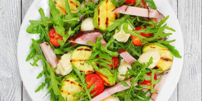 Salada com abobrinha, carne e tomate