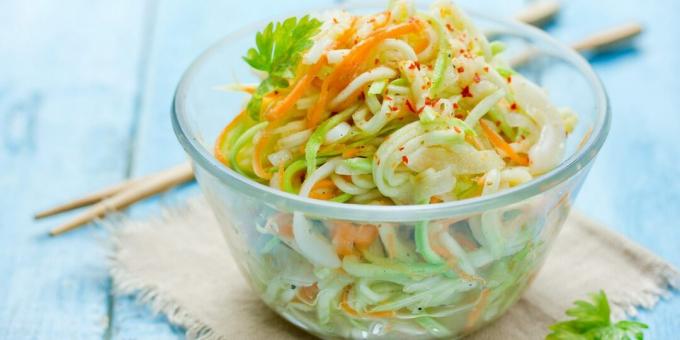 Salada com abobrinha fresca e cenoura