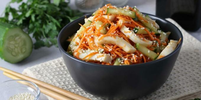 Salada com lulas, cenouras e pepinos à moda coreana