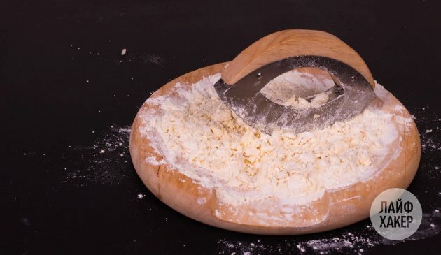 Bolachas de queijo: transforme a manteiga e a farinha em pequenas migalhas